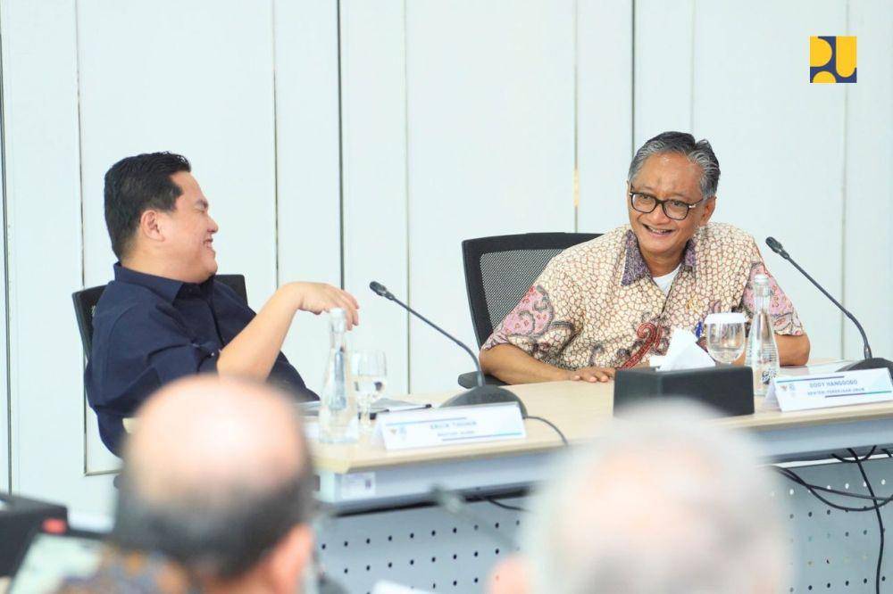 Menteri Pekerjaan Umum (PU) Dody Hanggodo didampingi Wakil Menteri PU Diana Kusumastuti melakukan pertemuan dengan Menteri Badan Usaha Milik Negara (BUMN) Erick Thohir dan Wakil Menteri BUMN Kartika Wirjoatmodjo di Kantor Kementerian BUMN, Jumat (15/11/2024). (Dok. Kementerian PU)