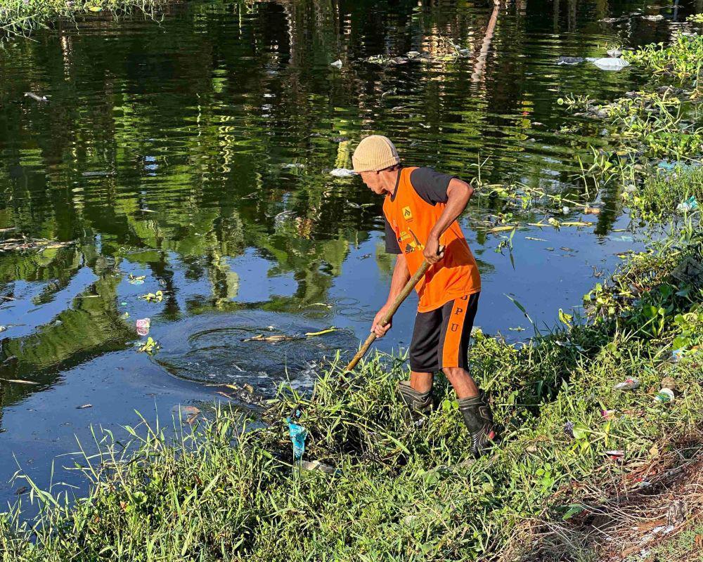 Pembersihan salah satu kanal di Makassar melalui program Sabtu Bersih. (Dok. Humas Pemkot Makassar)