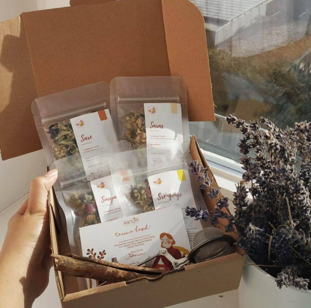 Ilustrasi hampers teh artisan. (Shopee.co.id/Ranum Tea Blend & Tisane)