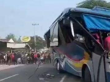 Bus penumpang PO Sumber Selamat jurusan Surabaya-Yogyakarta terguling di Jalan Raya Maospati - Magetan. IDN Times/ Istimewa