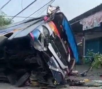 Hindari pemotor terjatuh bus PO Sumber Selamat terguling di Maospati Magetan. IDN Times/ Istimewa.