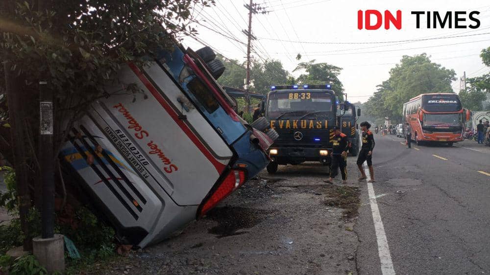 Bus Sumber Selamat Terguling di Magetan, 2 Penumpang Terjepit