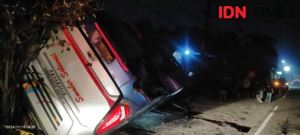 Bus penumpang PO Sumber Selamat jurusan Surabaya-Yogyakarta terguling di Jalan Raya Maospati - Magetan. IDN Times/ Istimewa