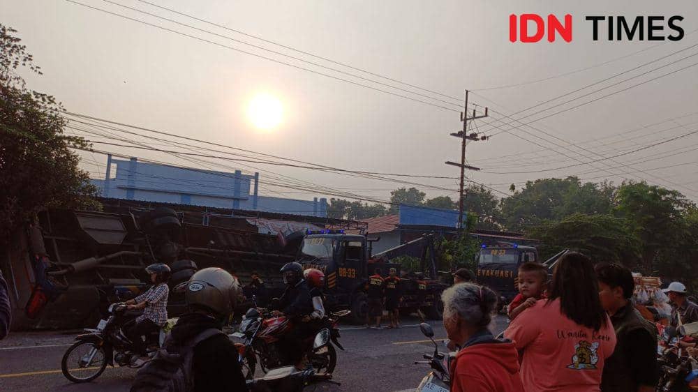 Bus penumpang PO Sumber Selamat jurusan Surabaya-Yogyakarta terguling di Jalan Raya Maospati - Magetan. IDN Times/ Istimewa