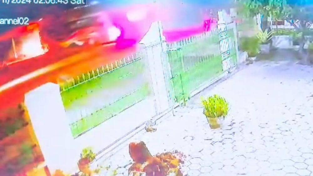 Tangkapan layar rekaman CCTV detik-detik bus PO Sumber Selamat terguling di Maospati. IDN Times/ Istimewa.