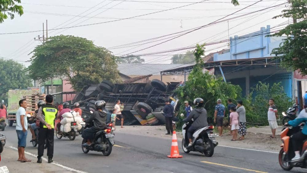 Hindari pemotor terjatuh bus PO Sumber Selamat terguling di Maospati Magetan. IDN Times/ Istimewa.