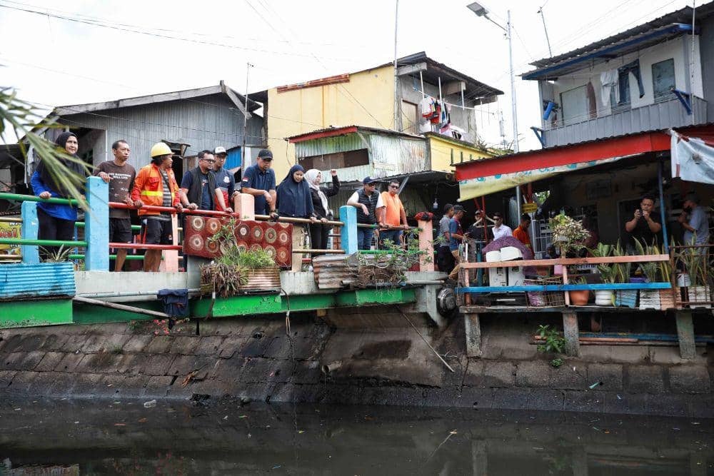 Pjs Wali Kota Makassar, Andi Arwin Azis, meninjau salah satu kanal saat program Sabtu Bersih, Sabtu (16/11/2024). (Dok. Humas Pemko Makassar)