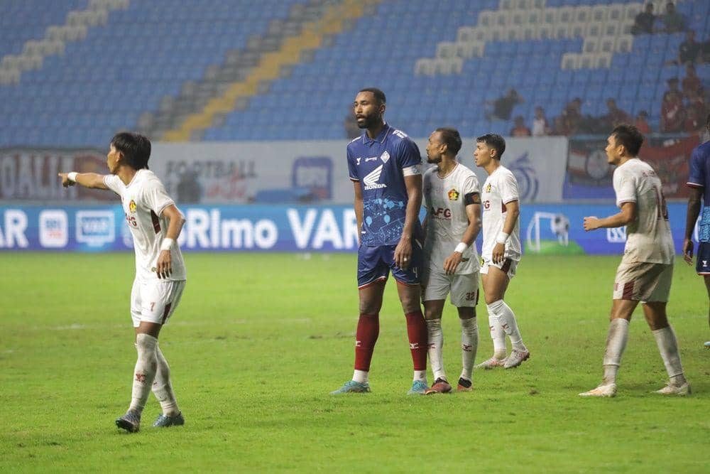 Aksi bek PSM Makassar, Yuran Fernandes (tengah), dalam laga pekan ke-10 BRI Liga 1 2024/24 kontra Persik Kediri di Stadion Batakan Balikpapan, 4 November 2024. (Dok. PT Liga Indonesia Baru)