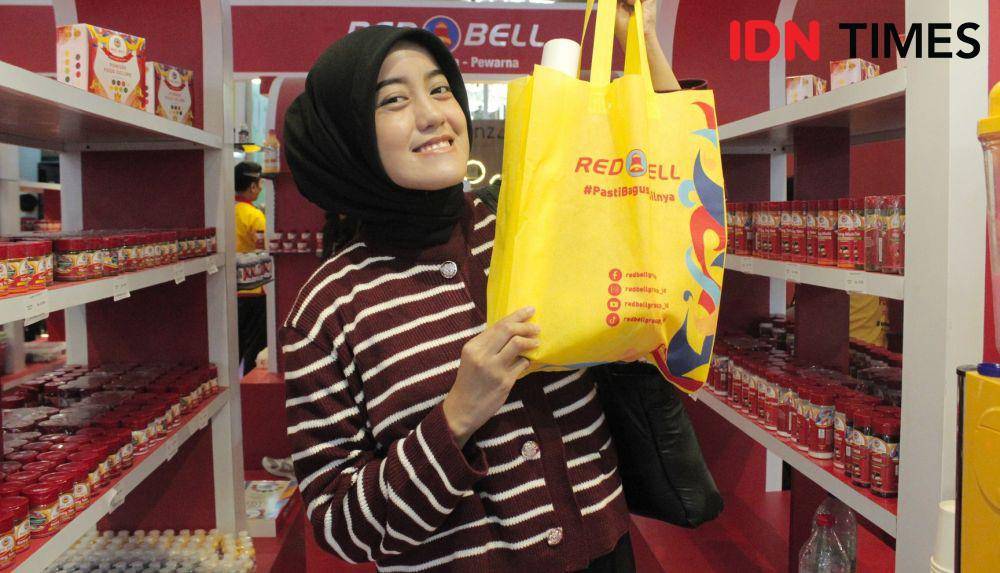 Belanja produk Red Bell di event SIAL InterFOOD 2024 (IDN Times/Asri Muspita sari)