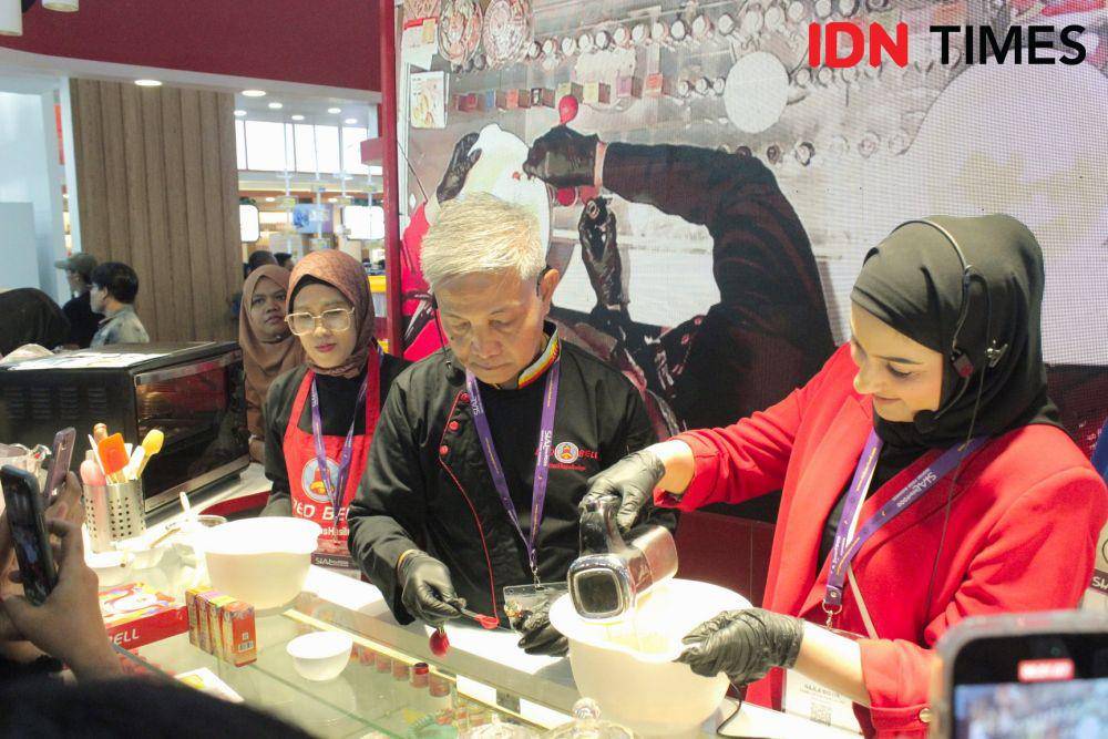 Chef Iben dan Najla Bisyir melakukan demo baking di booth Red Bell (IDN Times/Asri Muspita Sari)