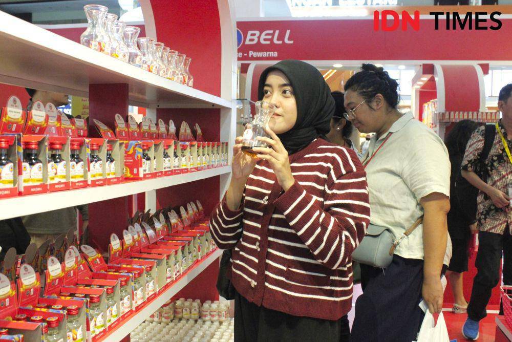 Mencium aroma Red Bell Essence di booth Red Bell pada event SIAL InterFOOD 2024 (IDN Times/Asri Muspita sari)