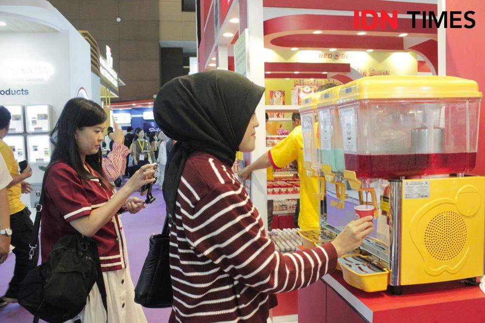 Mencicipi minuman dari produk Red Bell Pasta di booth Red Bell pada event SIAL InterFOOD 2024 (IDN Times/Asri Muspita sari)