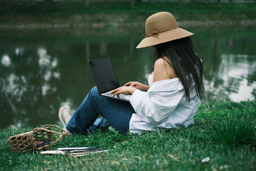 ilustrasi work from anywhere (pexels.com/Alican Helik)