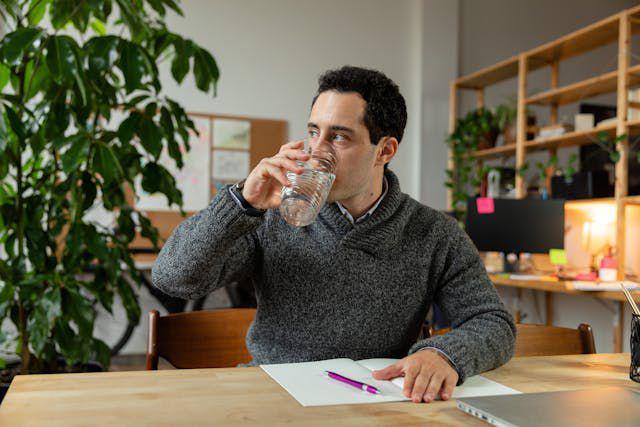 ilustrasi pria sedang minum (pexels.com/RDNE Stock project)