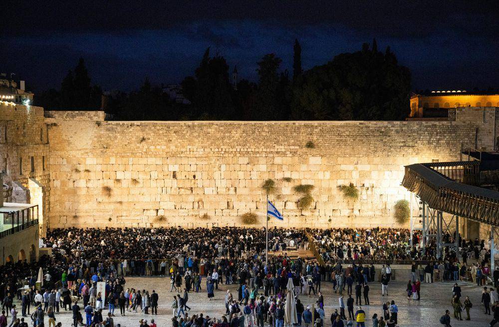 Potret suasana di Western Wall di Yerusalem. (unsplash.com/Sander Crombach)