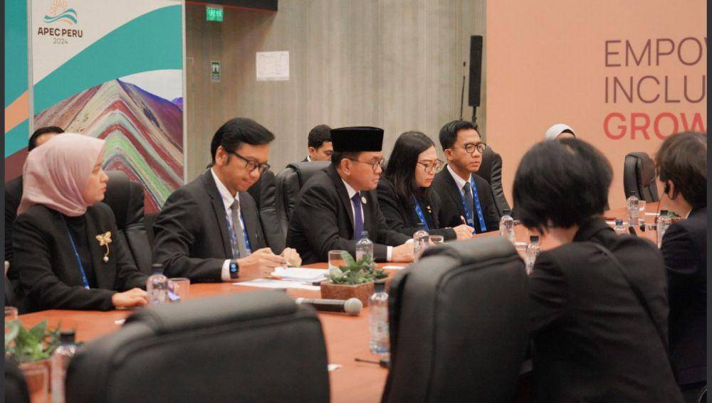 Menteri Perdagangan RI, Budi Santoso melakukan pertemuan bilateral dengan Menteri Ekonomi, Perdagangan, dan Industri Jepang, Yoji Muto di Lima, Peru. (Dok/Kemendag).