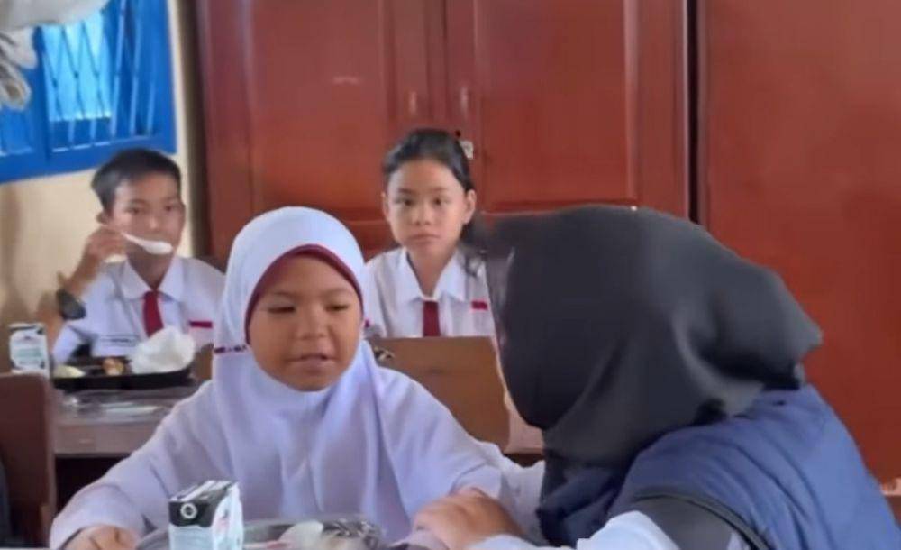 Pelajar di Palembang bernama Devi enggan menyantap makan bergizi gratis pada saat uji coba program makan bergizi gratis (Instagram/Polda_Sumsel)