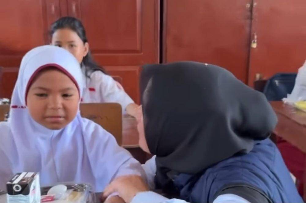 Pelajar di Palembang bernama Devi enggan menyantap makan bergizi gratis pada saat uji coba program makan bergizi gratis (Instagram/Polda_Sumsel)