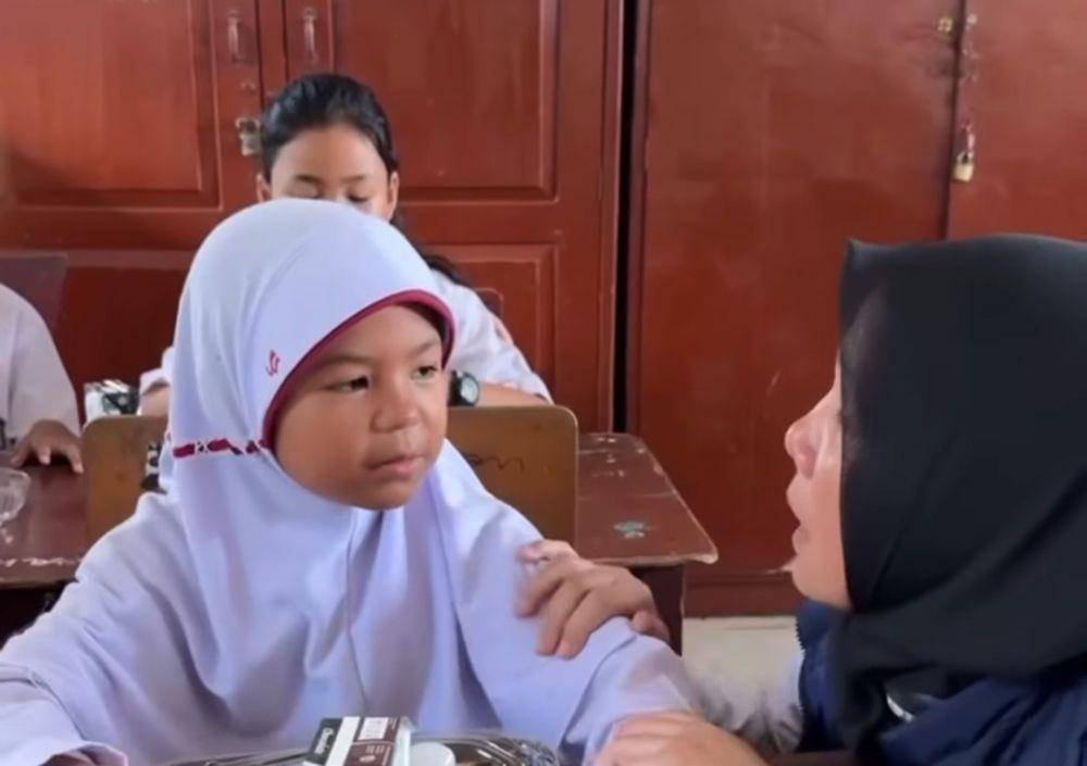 Pelajar di Palembang bernama Devi enggan menyantap makan bergizi gratis pada saat uji coba program makan bergizi gratis (Instagram/Polda_Sumsel)