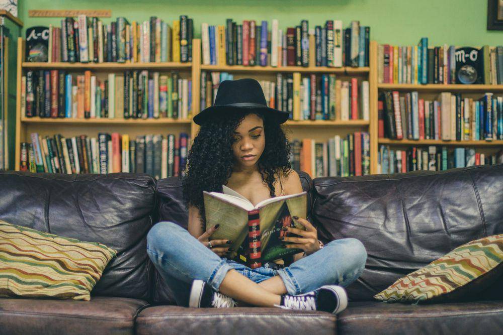 ilustrasi membaca di perpustakaan (unsplash.com/Seven Shooter)
