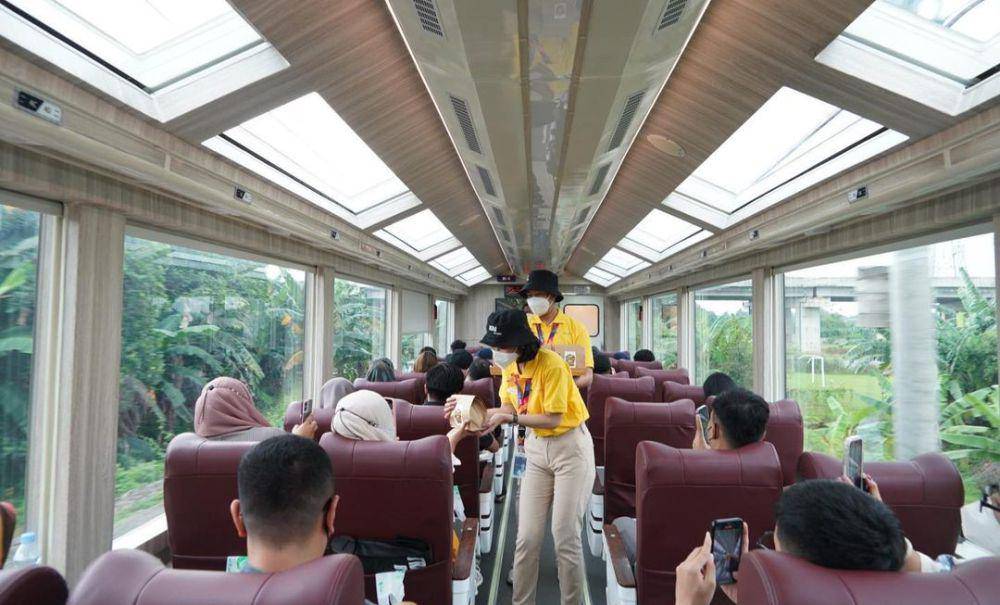 layanan train attendant di Kelas Panoramic (instagram.com/kawisata)
