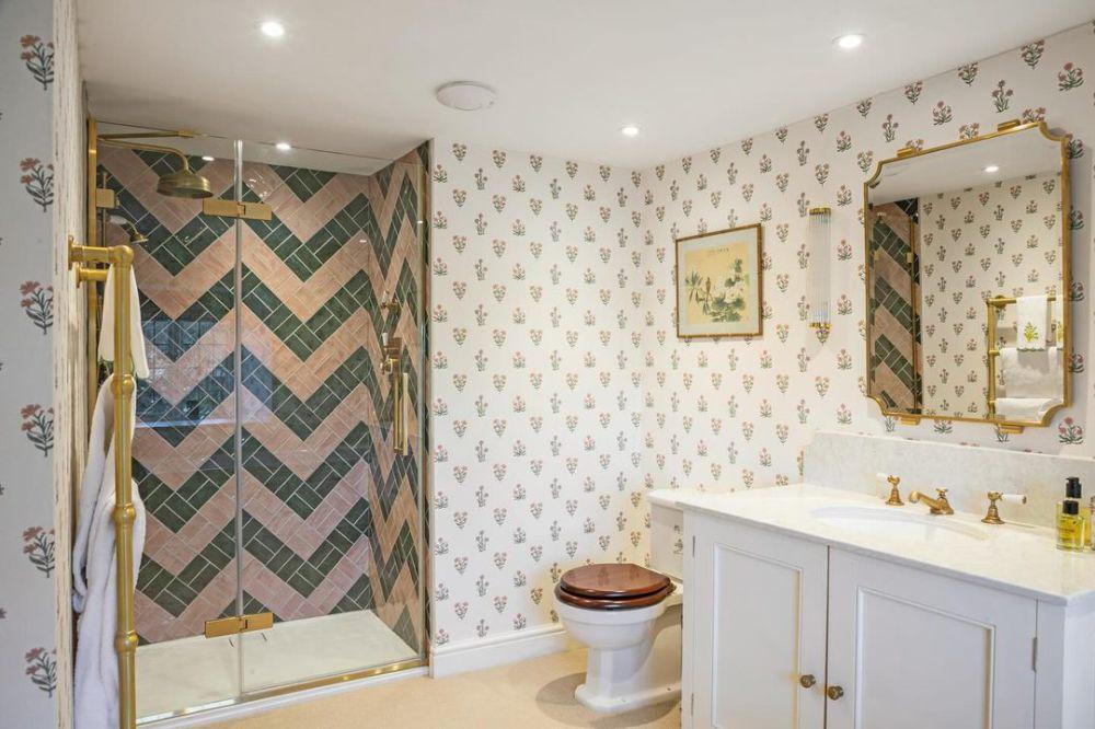 13 Inspirasi Desain Wallpaper untuk Kamar Mandi, Lebih Colorful!