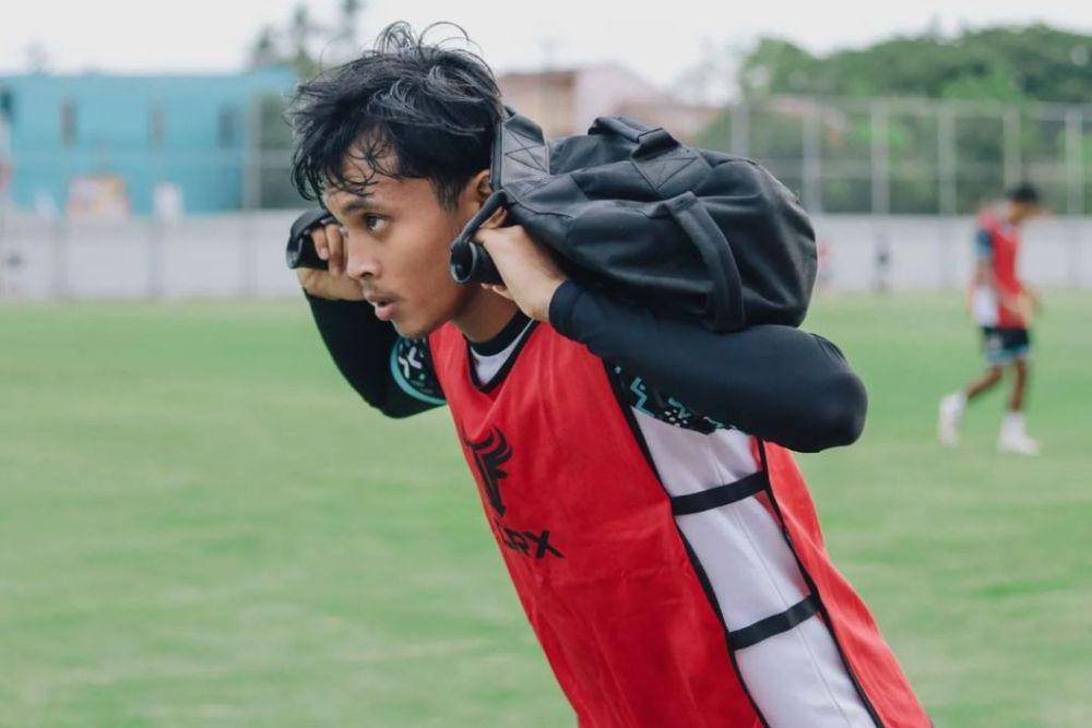 Pemain PSM Makassar, Ricky Pratama, dalam sesi latihan di Stadion Kalegowa Pallangga pada Kamis 14 Oktober 2024. (Instagram.com/psm_makassar)