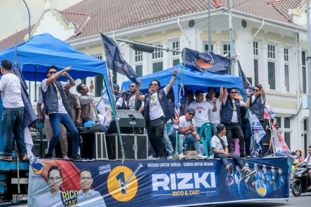 Warga Medan Antusias Lihat Konvoi Panggung Rakyat Berjalan Rico-Zaki