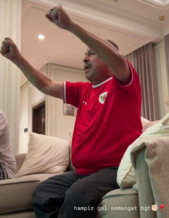momen pak Muh nangis nonton laga Indonesia vs Jepang (instagram.com/dillaljaidi)