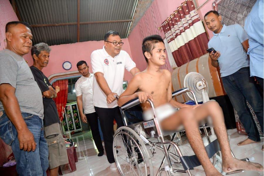 Ketua IDI Deli Serdang Beri Bantuan Kursi Roda untuk Raisyah