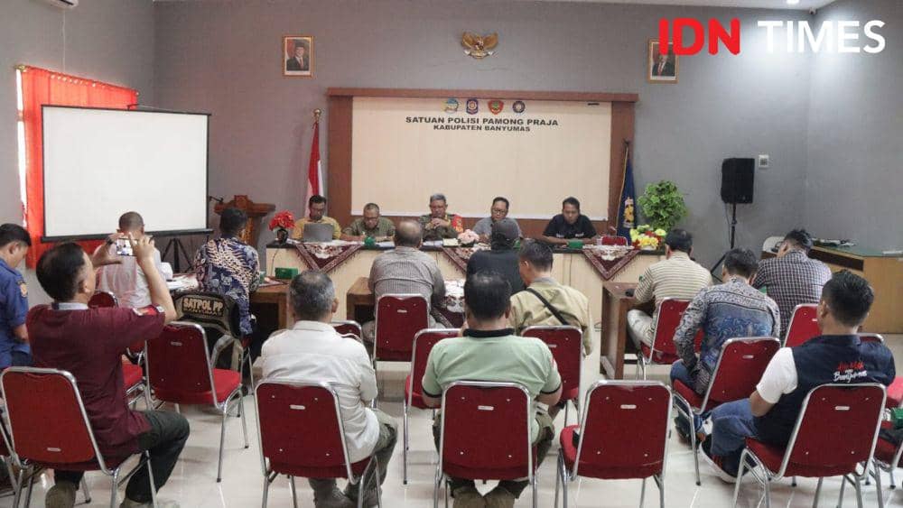 Bawaslu yang mengingatkan KPU bahwa hingga akhir Nopember 2024 masih banyak APK yang belum ditertibkan, Minggu (17/11/2024).(IDN Times/Foto : KPU Banyumas)