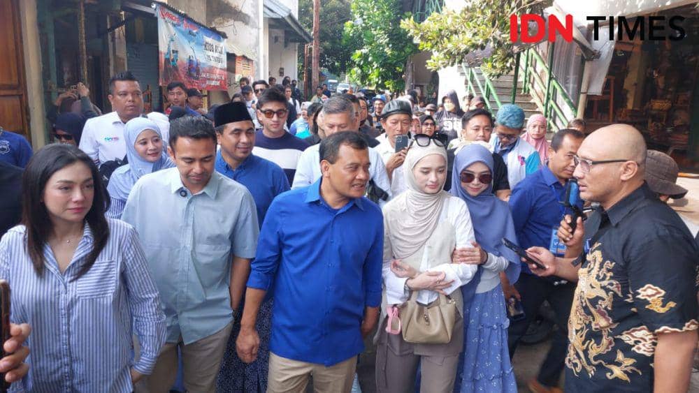 Cagub Jateng Ahmad Luthfi beserta sejumlah arti Ibukota usai sarapan bareng di Solo Triwindu,Solo. (IDN Times/Larasati Rey)