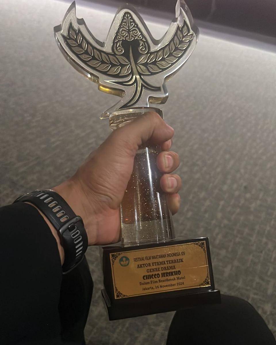 potret Chicco Jerikho menang di Festival Film Wartawan (instagram.com/chicco.jerikho)