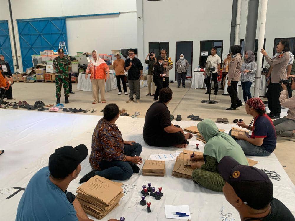 Proses pengemasan logistik Pilgub Jateng dan Pilwakot Semarang di Gudang KPU Kota Semarang. (IDN Times/bt)