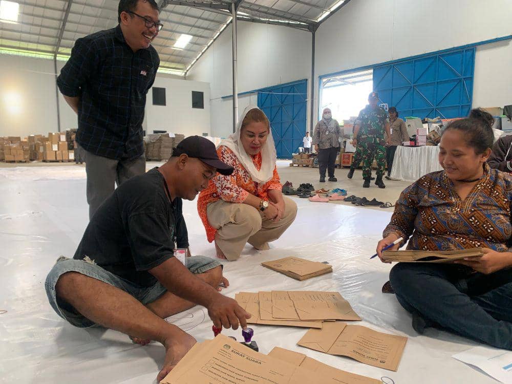 Proses pengemasan logistik Pilgub Jateng dan Pilwakot Semarang di Gudang KPU Kota Semarang. (IDN Times/bt)