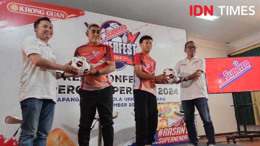 Dedi Triwibowo, TM and Brand Activation Khong Guan Group bersama Asisten Pelatih Timnas U-16 Indriyanto Nugroho dan Gholi saat seremonial pembukaan ajang Superco Superfest di Unnes. (IDN Times/Fariz Fardianto)