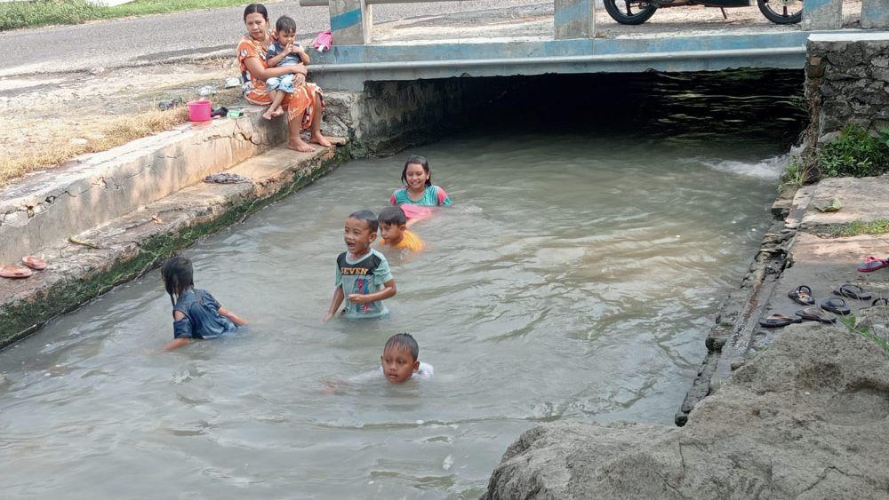 Cuaca Panas, Saluran Irigasi Jadi Tempat Favorit Warga Magetan