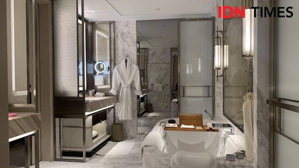Potret kamar mandi di Paiza Bay Suite di Marina Bay Sands, Singapura (IDN Times/Fasrinisyah Suryaningtyas)