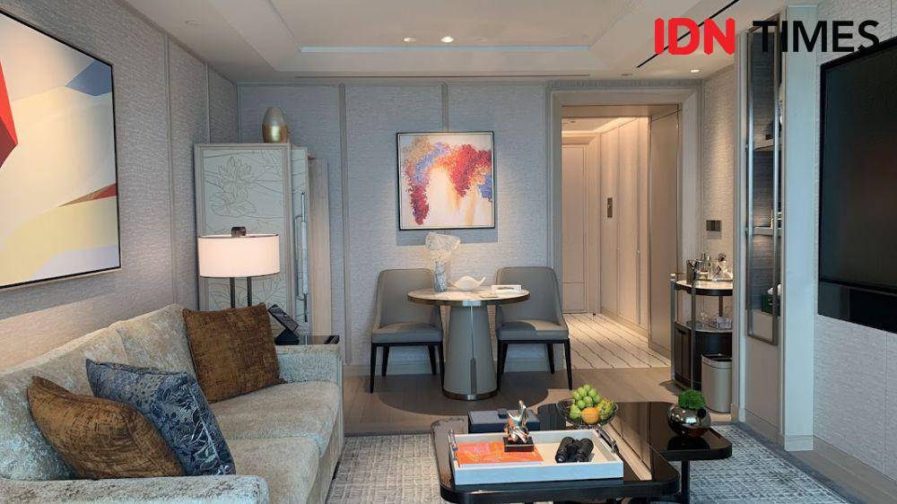 Potret ruang tamu sekaligus ruang makan di Paiza Bay Suite di Marina Bay Sands, Singapura (IDN Times/Fasrinisyah Suryaningtyas)