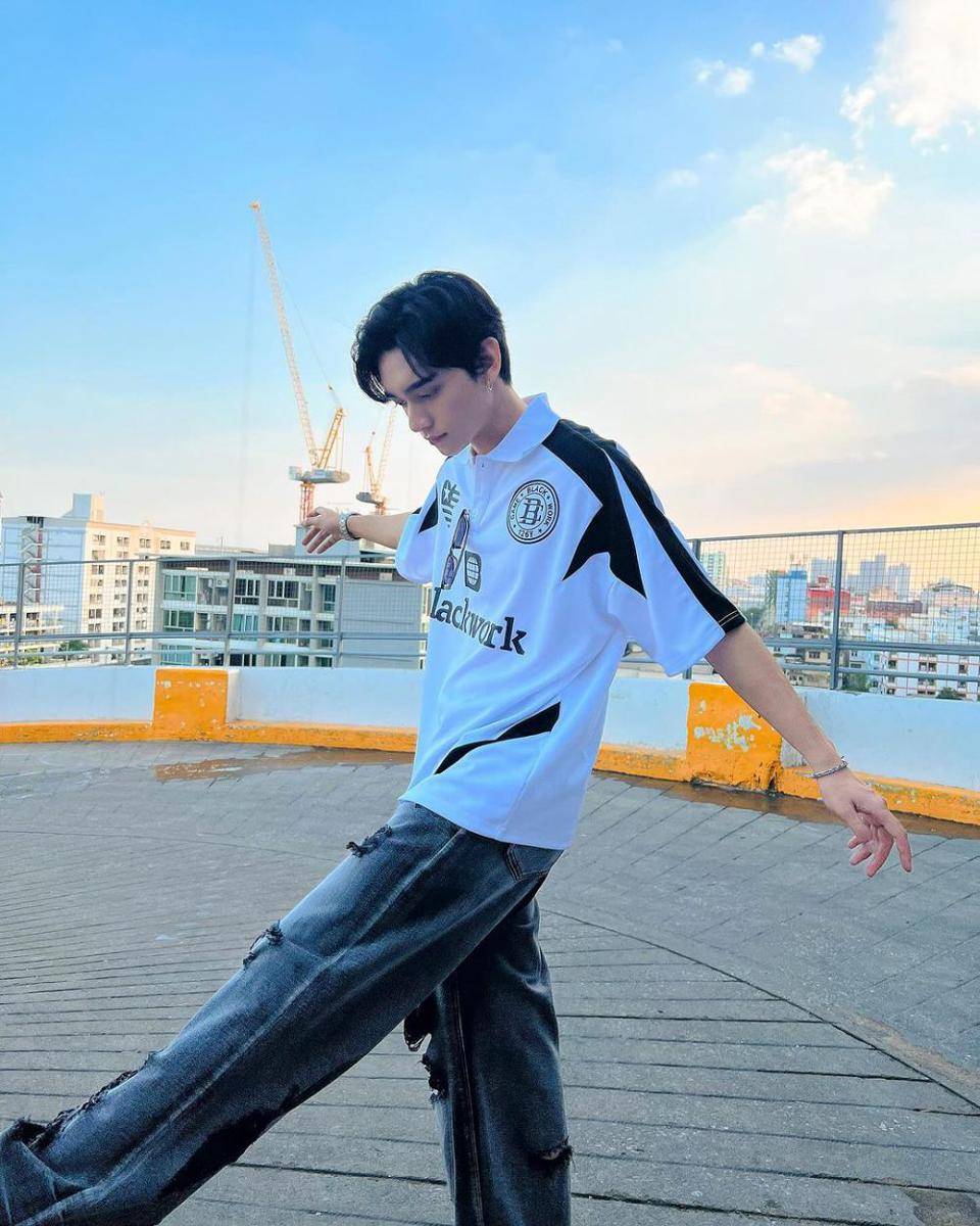 outfit polo shirt ala Kaownah Kittipat (instagram.com/Kaownah)