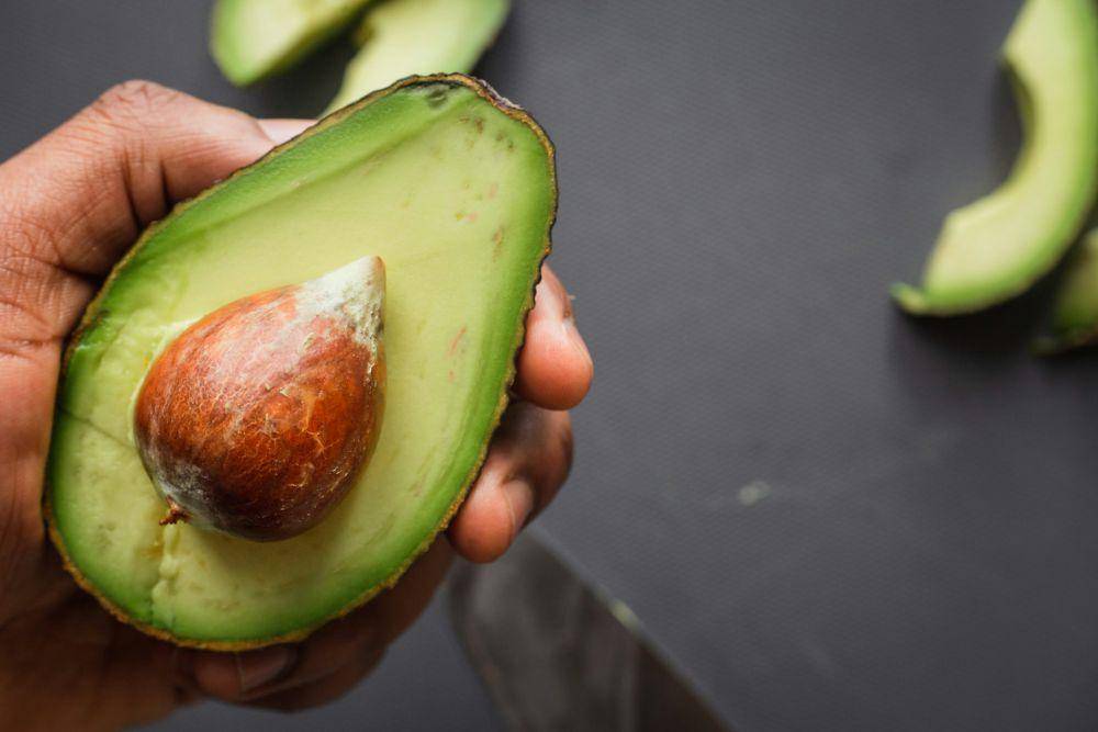 ilustrasi buah alpukat segar dengan biji di tengahnya (unsplash.com/Louis Hansel)