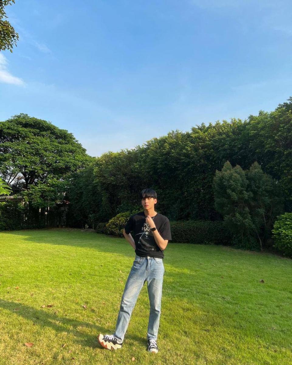 OOTD kasual ala Ohm Thanakrit (instagram.com/ohmkrit)
