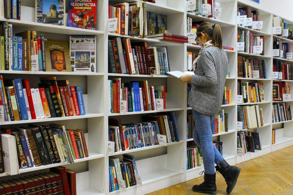 ilustrasi membaca di perpustakaan (pexels.com/Pixabay)