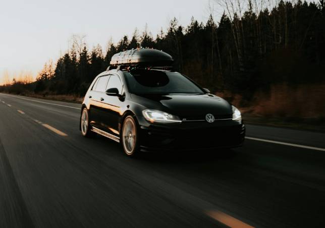 ilustrasi roof box pada mobil (pexels.com/Luke Miller)