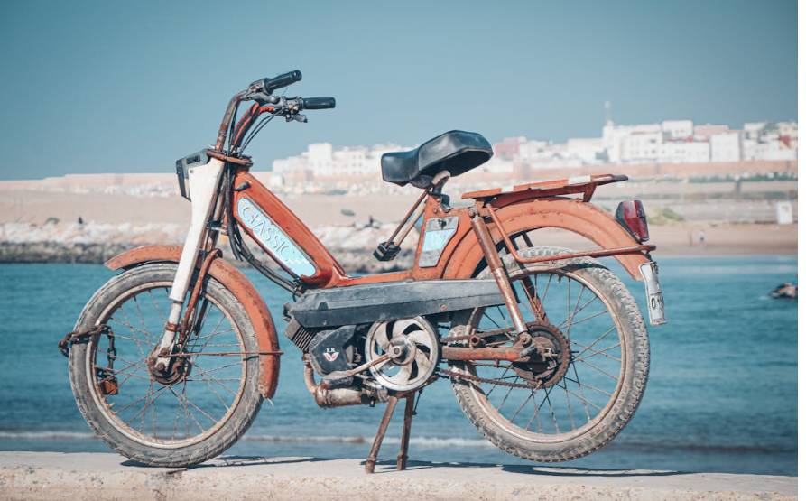 Ilustrasi motor di pantai (Pexels/MELIANI Driss)