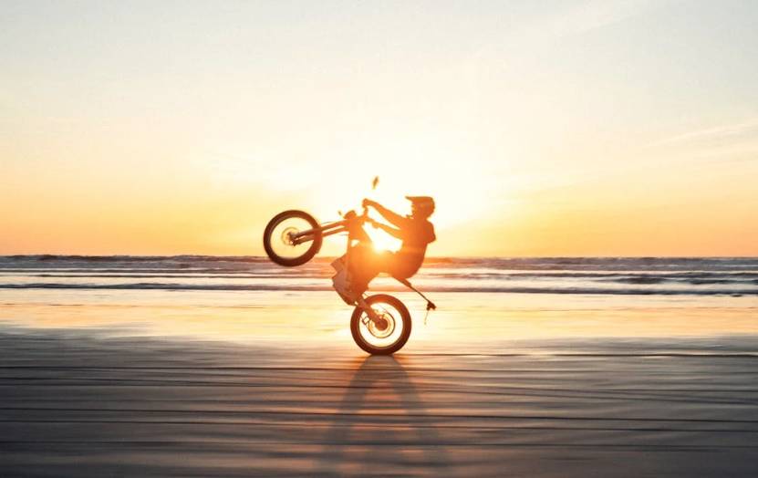 Ilustrasi motor di pantai (pexels/Jeremy Bishop)
