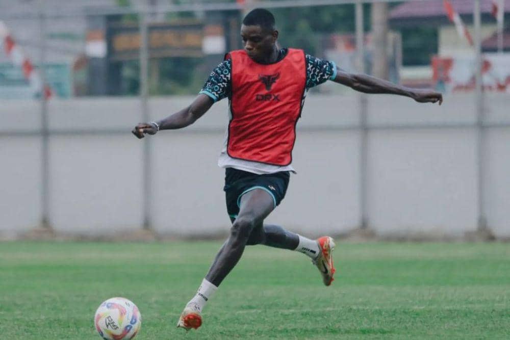 Striker PSM Makassar, Adilson da Silva, dalam sesi latihan di Stadion Kalegowa Pallangga pada Jumat 15 November 2024. (Instagram.com/psm_makassar)