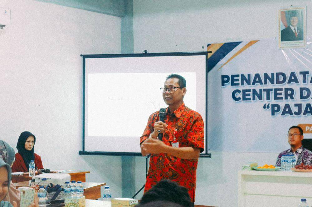 Kuliah umum tentang peran strategis pajak dalam Anggaran Pendapatan dan Belanja Negara (APBN) saat peresmian Tax Center Universitas Safin Pati, Kamis (14/11/2024). (Dok. Kanwil DJP Jawa Tengah I)
