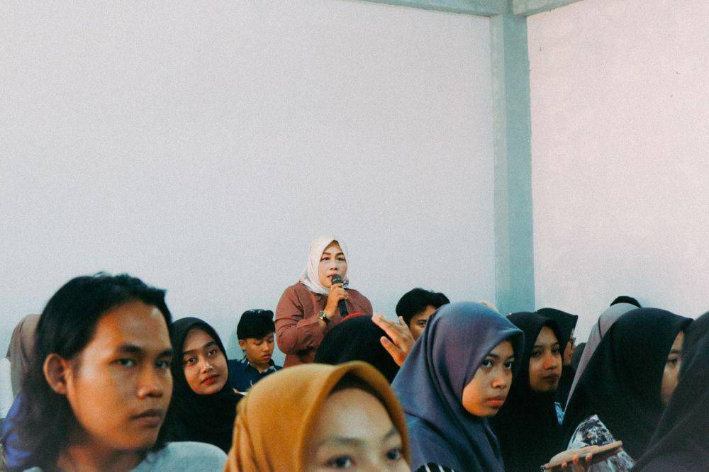 Seorang mahasiswi bertanya saat kuliah umum tentang peran strategis pajak dalam Anggaran Pendapatan dan Belanja Negara (APBN) disela-sela peresmian Tax Center Universitas Safin Pati, Kamis (14/11/2024). (Dok. Kanwil DJP Jawa Tengah I)