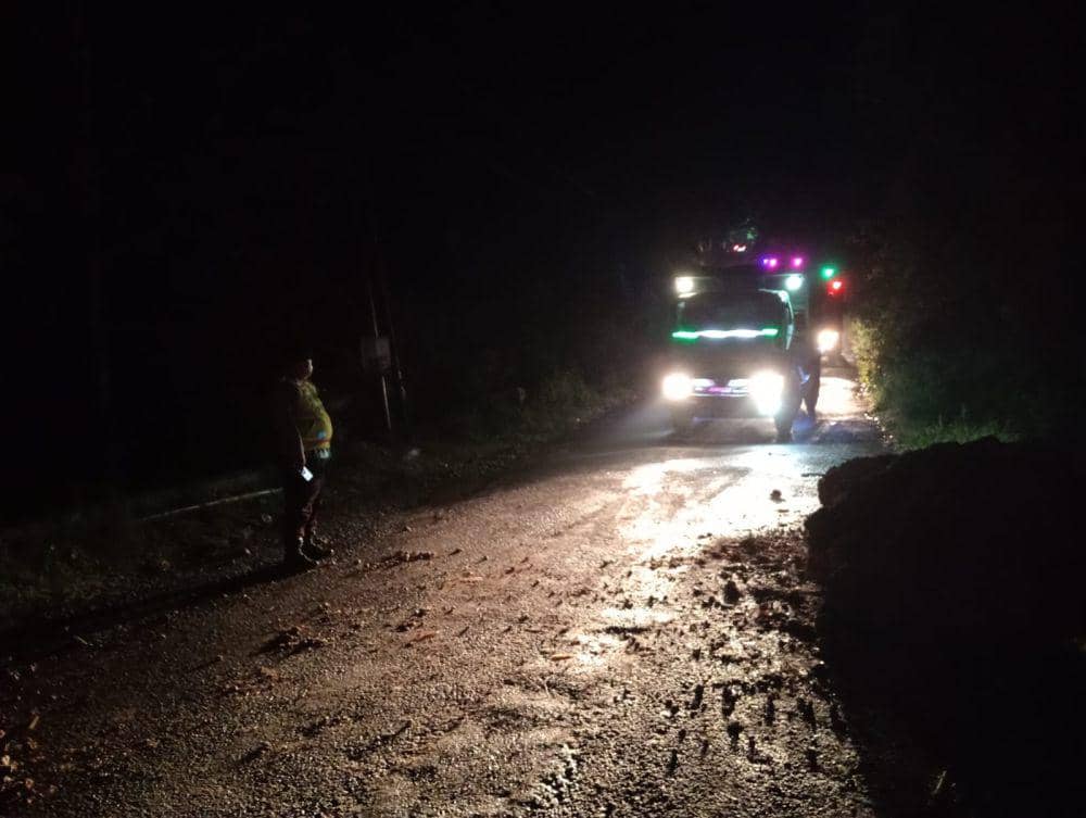 Tebing Longsor Tutup Jalan antar Kecamatan di Trenggalek